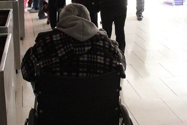 Rescatan a 12 ancianos en condiciones infrahumanas de asilo en Atlixco; uno murió