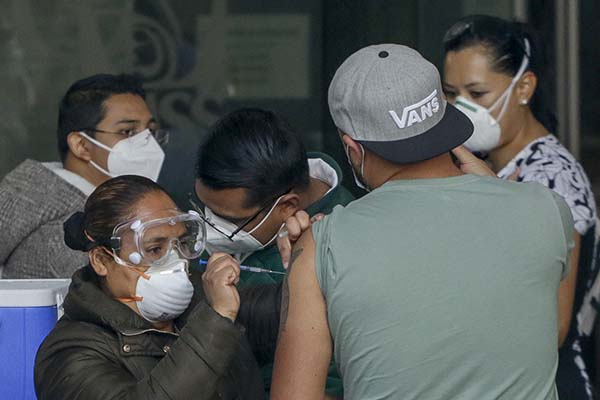 Pena de 5 a 7 años de prisión por venta de vacunas COVID falsas, propone Barbosa