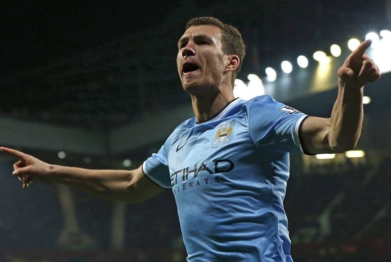 Manchester City goleó 3-0 al United con todo y Chicharito
