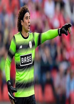 Memo Ochoa recibió goleada con el Standard de Lieja