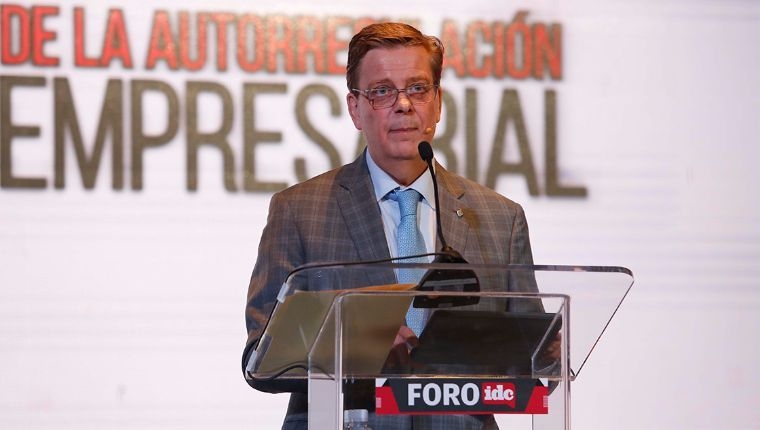 Abogados y contadores serían obligados a ser “informantes” del SAT
