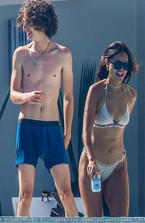Eiza González y Timothée Chalamet se pasean por las playas de México