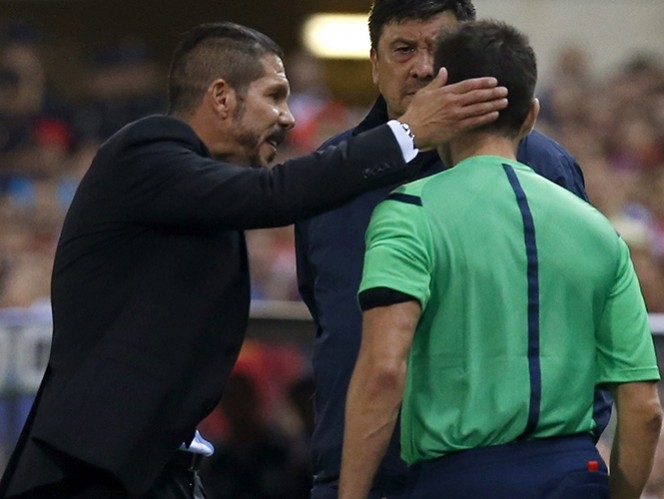 Diego Simeone, suspendido ocho partidos por zapear a árbitro