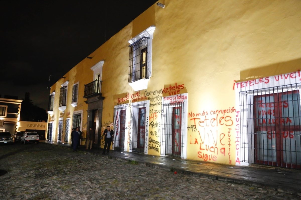Normalistas de Teteles vandalizan Casa Aguayo; Barbosa acuerda que vuelvan a clases