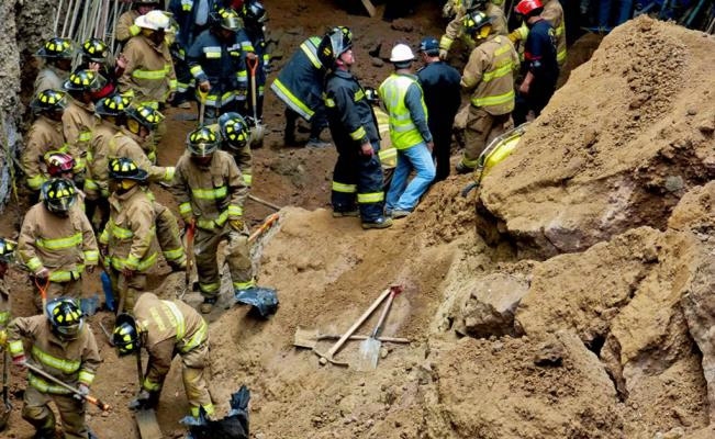 Muere trabajador tras derrumbe en puente deprimido de Cuajimalpa