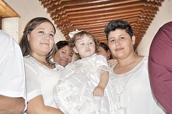 Obispo Vera bautiza a la hija de dos mujeres en Coahuila