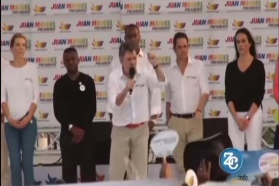 VIDEO: Presidente de Colombia se orina en discurso