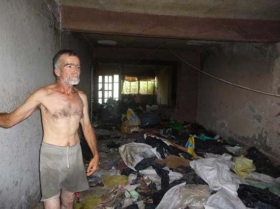 Este hombre vivía con 70 ratas “domesticadas” entre toneladas de basura