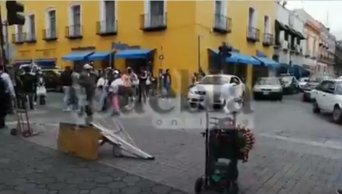 Ambulantes y personal de Normatividad se enfrentaron en el centro de Puebla
