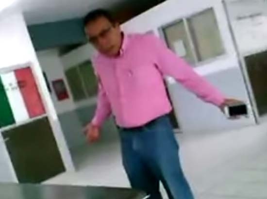 Graban agresión de secretario de la UAGro a alumno