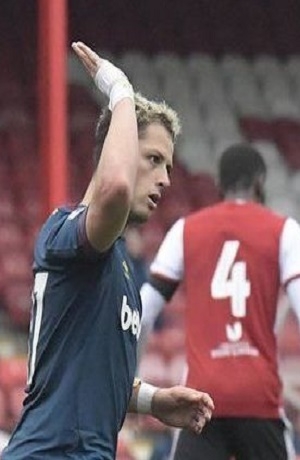 Chicharito anotó en victoria 1-0 ante Brentford