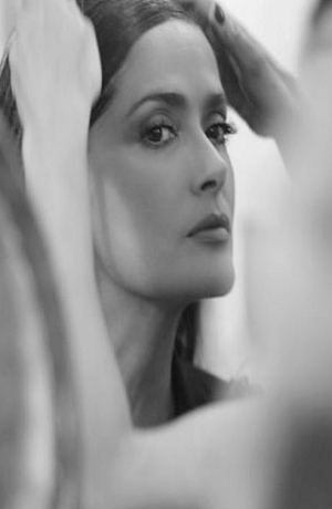 Salma Hayek apareció en bikini para redes sociales