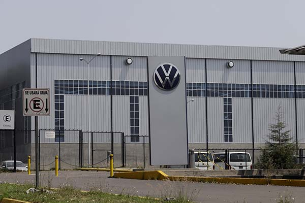 Murieron de coronavirus 17 personas relacionadas con Volkswagen y proveedoras en Puebla
