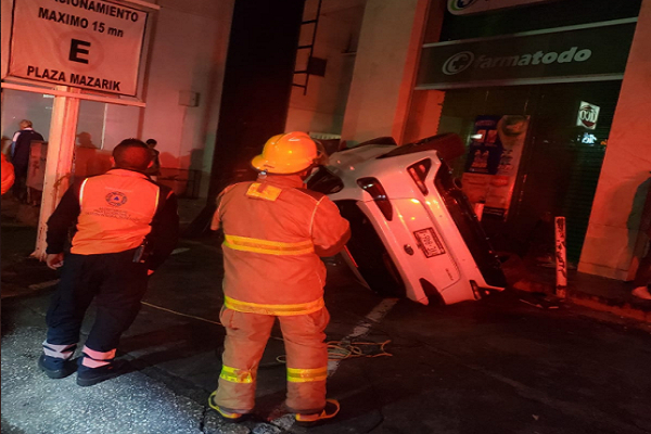 FOTOS: Vehículo colisiona contra una pipa y luego vuelca en la Vía Atlixcáyotl