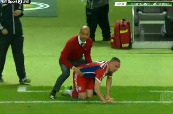 VIDEO: Pep Guardiola dio masaje “sugerente” a Ribery en pleno juego