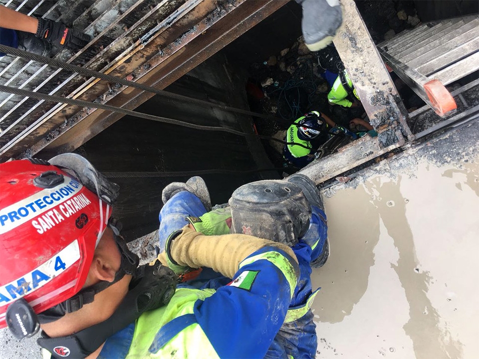 Hallan cadáver de mujer que cayó en su auto en un socavón en Monterrey