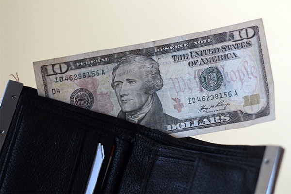 Dólar llega a 16.14 pesos, nuevo máximo histórico por crisis griega