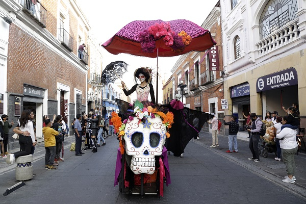 FOTOS: Desfile de Catrinas recorrió las calles del centro de Puebla