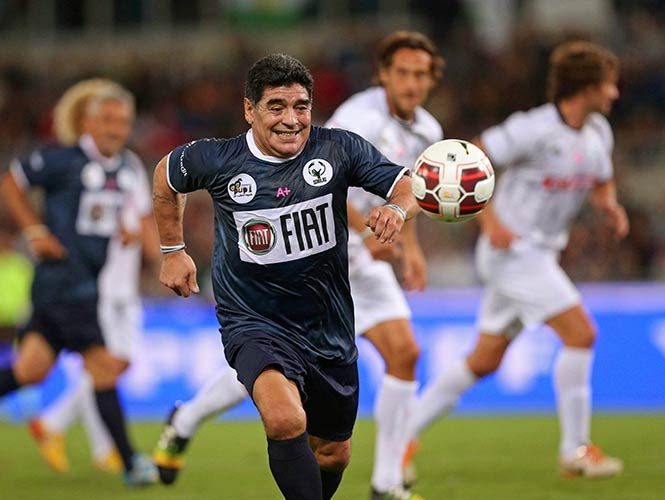 Maradona lució en Partido por la Paz, convocado por el Papa Francisco