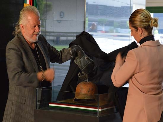 Develan en San Lázaro escultura en honor al poblano Gilberto Bosques Saldivar