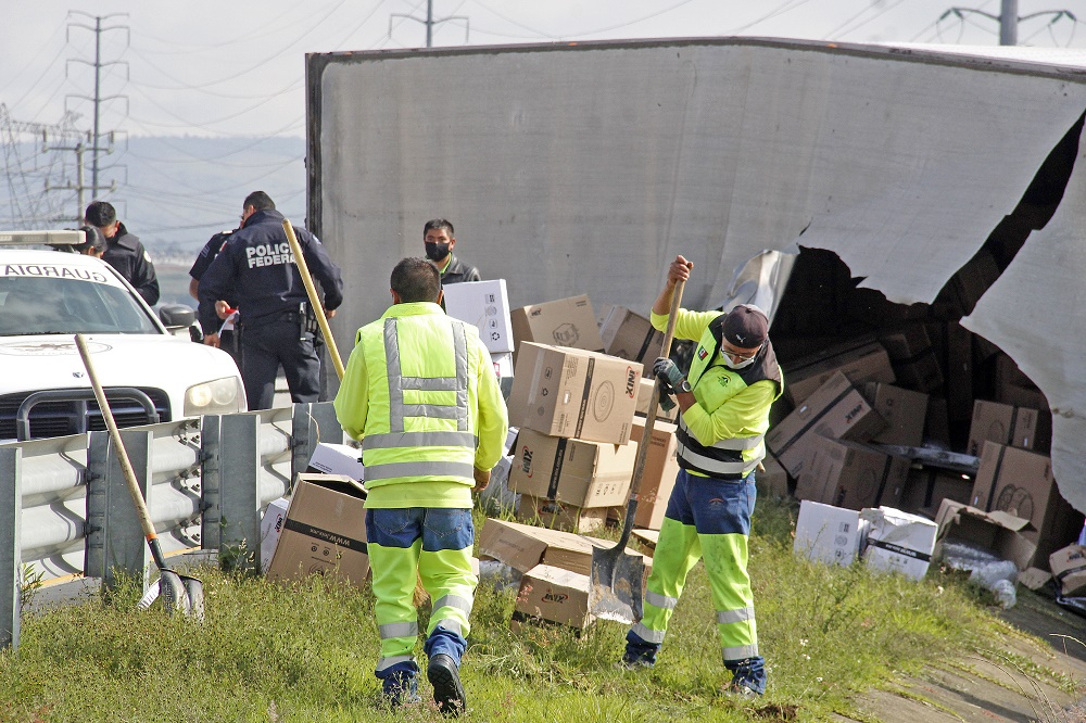 FOTOS/VIDEO: Tráiler quedó volcado sobre el Arco Norte, a la altura de Texmelucan