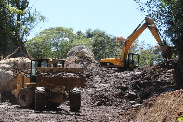 Autoridades liberan caminos en Tlaola y Tlapacoya afectados por las lluvias