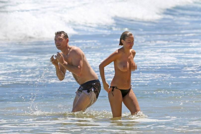 FOTOS: Lara Bingle, captada desnuda en Hawaii