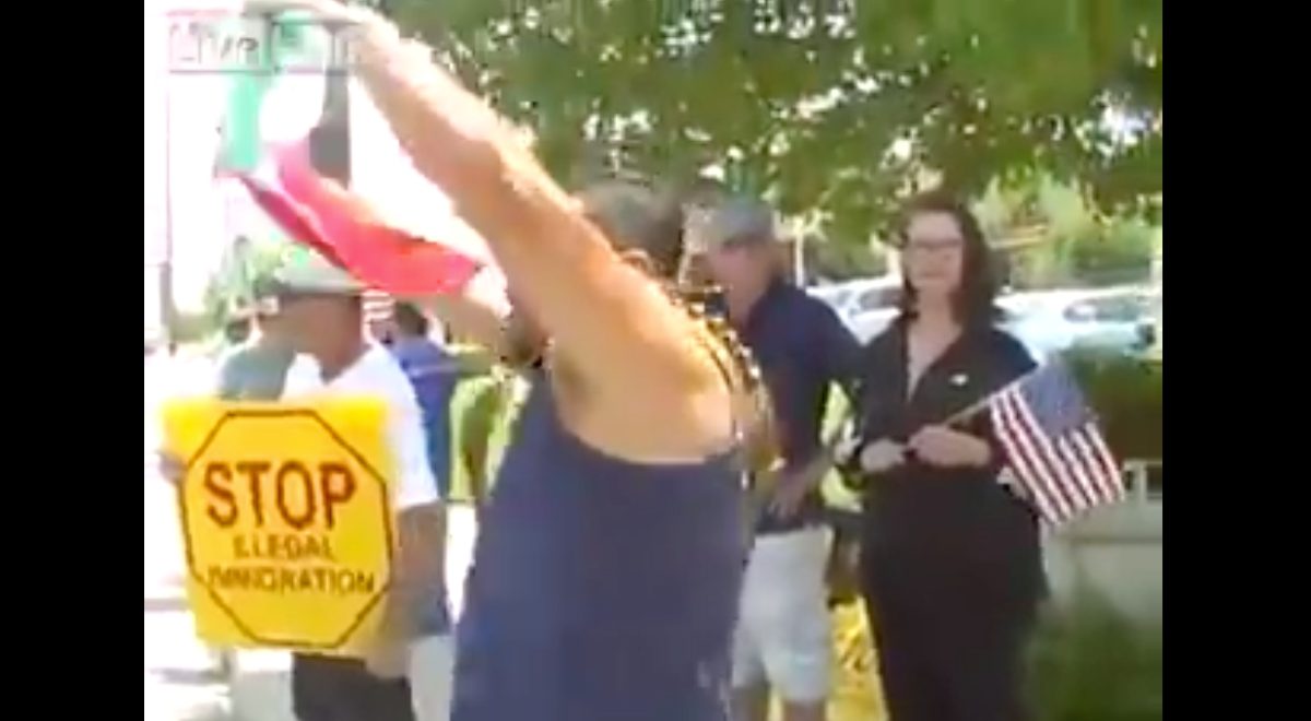 Mexicano baila y se burla de manifestantes antiinmigrantes en EU