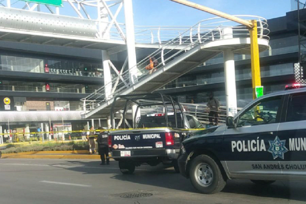Hombre se quita la vida arrojándose de puente peatonal en la Vía Atlixcáyotl