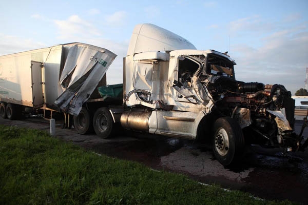 Choque entre tráiler y pipa generó caos vehicular en la autopista México-Orizaba