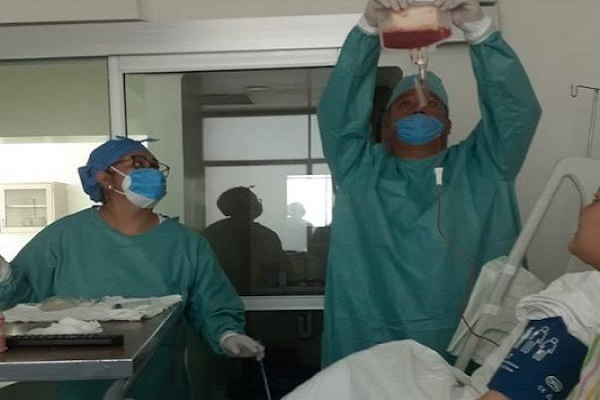 ISSSTEP realiza trasplante de células troncales para paciente con leucemia