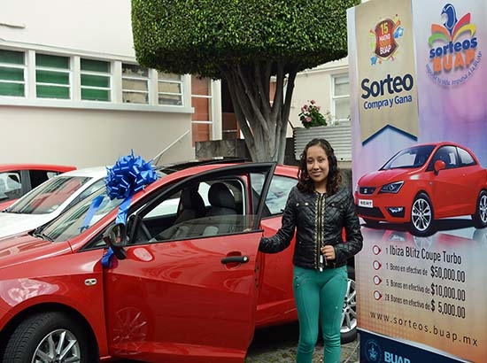 BUAP entrega primer premio del sorteo Compra y Gana