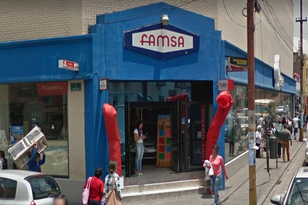 Ladrones dieron “cristalazo” a Famsa del centro de Puebla