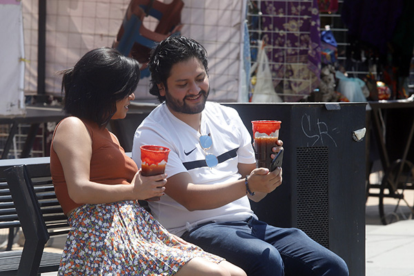Aumenta en Puebla venta de micheladas sin permisos en vía pública