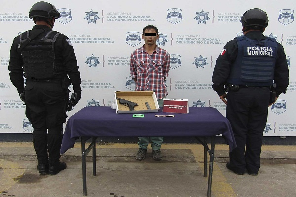 Asaltante de Oxxos dispara contra policías para evitar su detención en Puebla