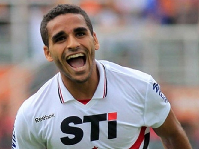 Barcelona fichó al defensor Douglas Pereira