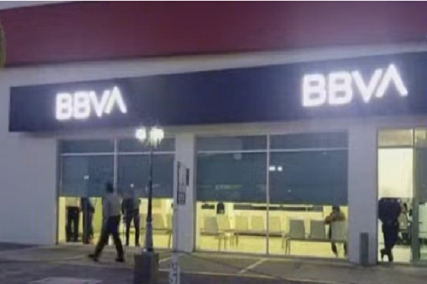Payasos con pistolas atracaron a cuentahabientes en banco de Texmelucan