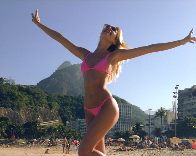 Candice Swanepoel enciende playas brasileñas