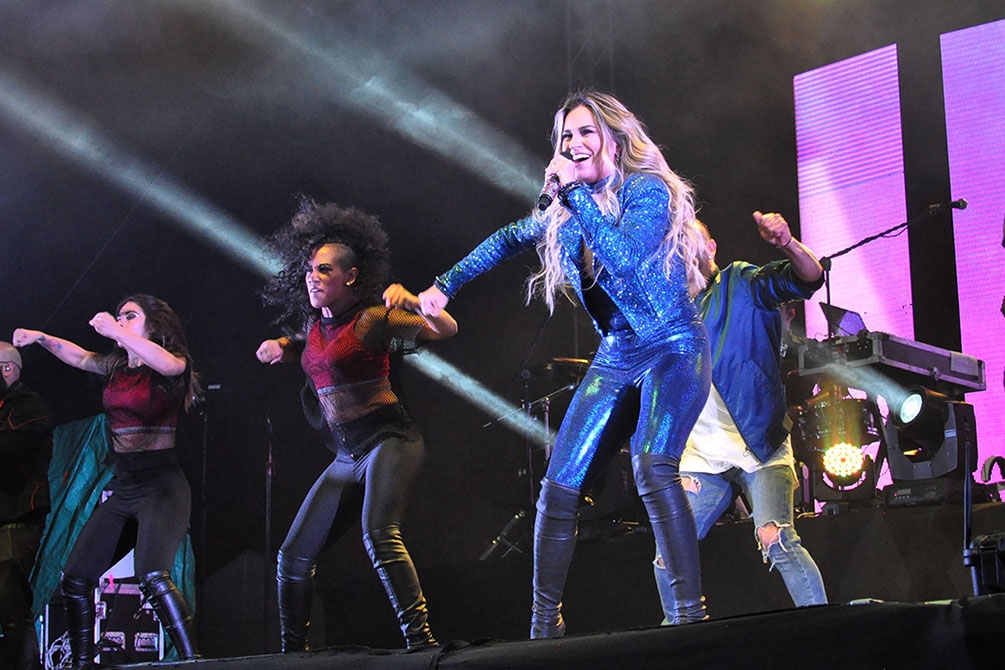 María José seduce a poblanos con sensual concierto