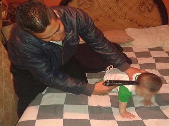 Indignan fotos en Facebook de sujeto apuntando a un bebé