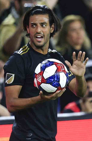 Carlos Vela no está en la mira del Barcelona… por ahora