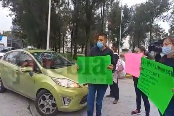 Padres de menores con cáncer cierran vialidad frente al Hospital del Niño Poblano