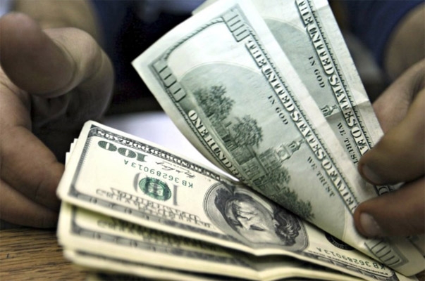 Peso se hunde frente al dólar y llega a los $13.65