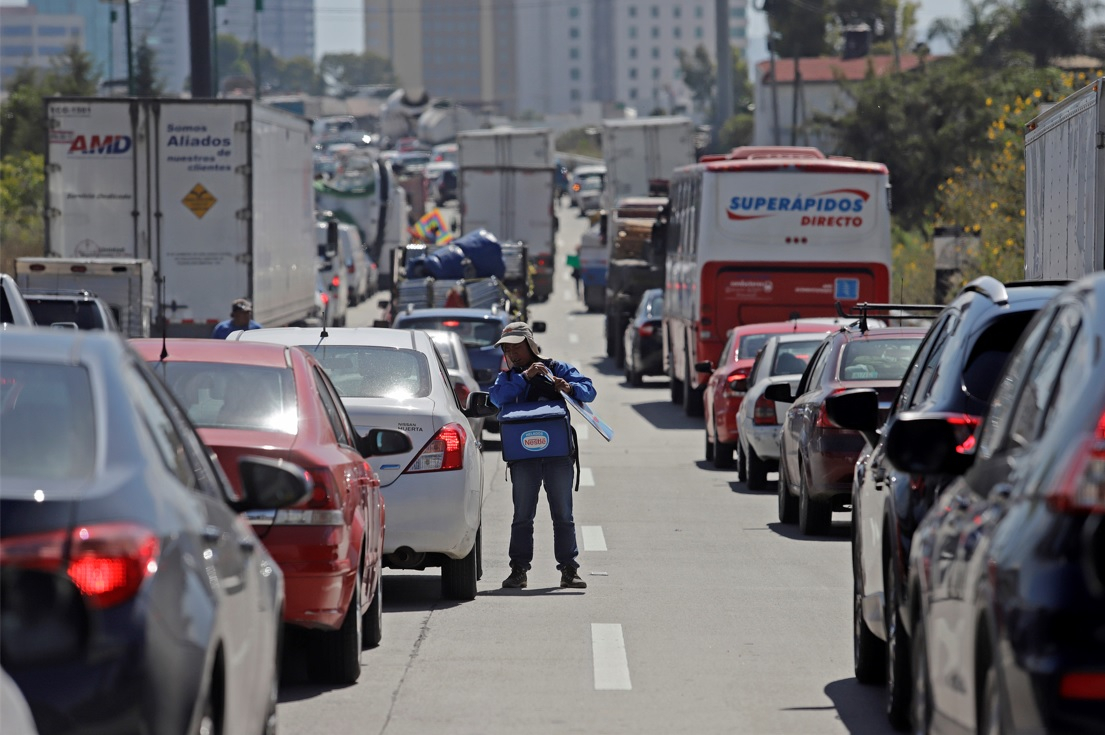 Abrirán vías de transporte público en lateral del Periférico para echar a “piratas”