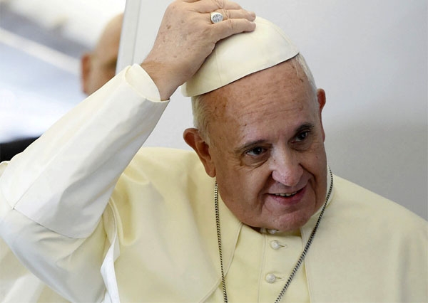 Papa critica “hipocresía” de religiosos que viven como ricos