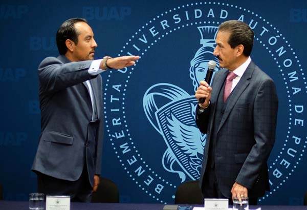 Rector de la BUAP tomó protesta a director de la Facultad de Cultura Física