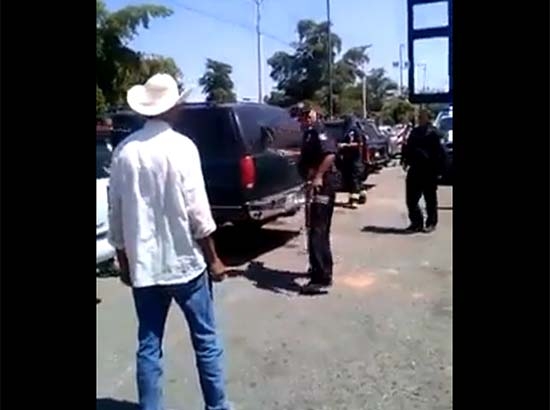 Encierra a su bebé en el auto para ir de compras