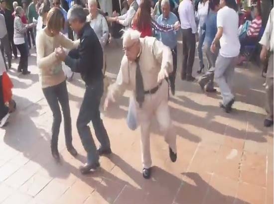 VIDEO: Causan furor pasos de baile del abuelito “eternamente joven”