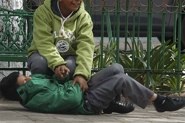 Senado propone sanciones a padres y maestros que toleren el bullying