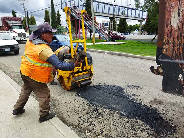 Infraestructura estatal realiza bacheo emergente en la Recta a Cholula